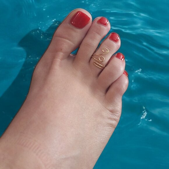 Swirl Toe Ring 14 kt Gold Filled Adjustable Quality Handcrafted Design - Picture 6 of 7